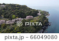 海沿いにある満開の桜並木を上空からPAN 66049080