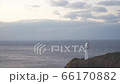 岬に立つ白い灯台と朝焼けに照らされた大海原　高知県・足摺岬 66170882