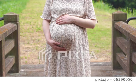 お腹を撫でる妊婦さん　お母さん　森林の動画素材