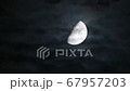 上弦の月と薄雲 67957203