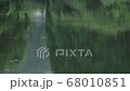 雨が降るため池と森林 68010851