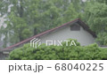 雨の日に外から家を見た風景 68040225
