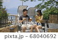 昼から別荘でビールを飲むパリピカップル 68040692