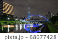 [タイムラプス]世界難民の日・特別ライティングのスカイツリーとふれあい橋の夜景(フィクス) 68077428