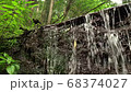 山の渓谷にある滝 68374027