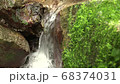 山の渓谷にある小さな滝 68374031