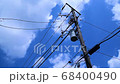 電柱と電線と青空を流れる雲 68400490
