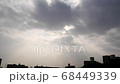 タイムラプス　雲間から現れる太陽の光 68449339