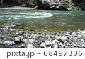 夏の風景　山あいを流れる川の流れ 68497306