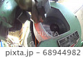研磨機にてドリルを研磨 68944982