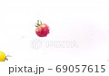 黃色和紅色櫻桃番茄飛濺和彈跳的慢鏡頭 69057615