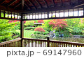 公園内の東屋 69147960