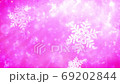 雪の結晶の背景　ピンク 69202844