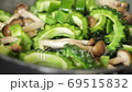 Fry bitter gourd and shimeji mushrooms 69515832