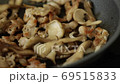 Fry Maitake mushrooms and pork 69515833