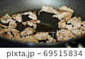 Fry pork tops and garlic 69515834