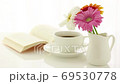 読書のイメージ　花とコーヒーと本 69530778