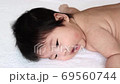 うつ伏せになっている生後2ヶ月の裸の赤ちゃんの顔の動画素材 [69560744]