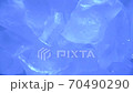 溶けていく氷 70490290