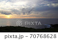 [視頻資料]從碼頭沿岸看到的日落和海浪拍打岩石 70768628