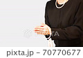 一名日本婦女在葬禮上握手的視頻 70770677