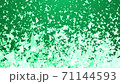 パーティクル_下から上る三角_グリーン 71144593