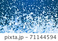 パーティクル_下から上る三角_ブルー 71144594