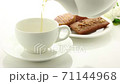 焼き菓子と温かい紅茶 71144968