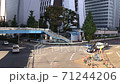 新宿新都心歩道橋から見た青梅街道のタイムラプス映像 71244206