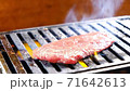 烤肉店有烤日本黑牛肉的聲音 71642613