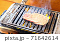 烤肉店有烤日本黑牛肉的聲音 71642614