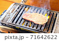 烤肉店有烤日本黑牛肉的聲音 71642622