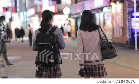 渋谷センター街を歩く制服の女子高生の後ろ姿　スローモーションの動画素材