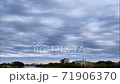 川と建物の上を流れる雲（タイムラプス） 71906370