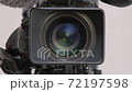 正面を向くテレビカメラ 72197598