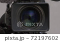 テレビカメラ　正面を向いてズームイン 72197602
