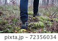深い森の中を歩く男性 72356034