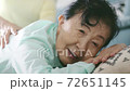 マッサージを受ける70代女性の動画素材 [72651145]