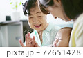 奶奶和媽媽安慰寶寶 72651428