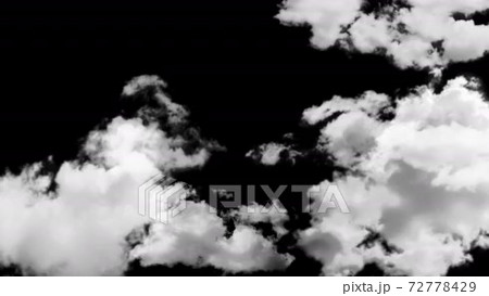 ゆっくりと横に流れる雲のアニメーション素材 / 4K, 黒背景の動画素材