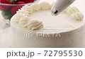 ケーキ作り　生クリームを絞る 72795530