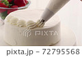 ケーキ作り　生クリームを絞る 72795568