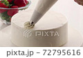 ケーキ作り　生クリームを絞る 72795616