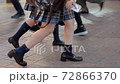 渋谷駅前を歩く女子高生の後ろ姿のスローモーション動画の動画素材 [72866370]