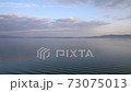 朝焼けの空と穏やかな海 73075013