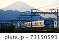 夕日に染まる富士山、川音川橋梁上ですれ違う小田急4000形と8000形 73150593