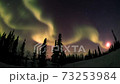 月と踊るオーロラ 73253984