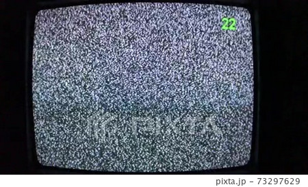 暗闇で見るブラウン管に映し出された砂嵐の動画素材 [73297629] - PIXTA