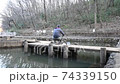 野北山公園で釣りする男性 74339150