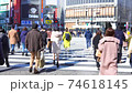 東京の都市風景 午後の渋谷スクランブル交差点を行き交う人々のスローモーション 74618145